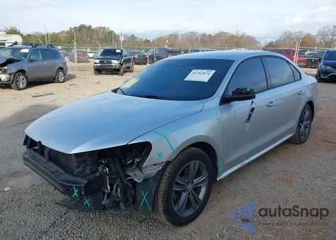 2014 Volkswagen Passat 1.8T Wolfsburg Edition z USA, uszkodzony, nr VIN 1VWAT7A33EC121251